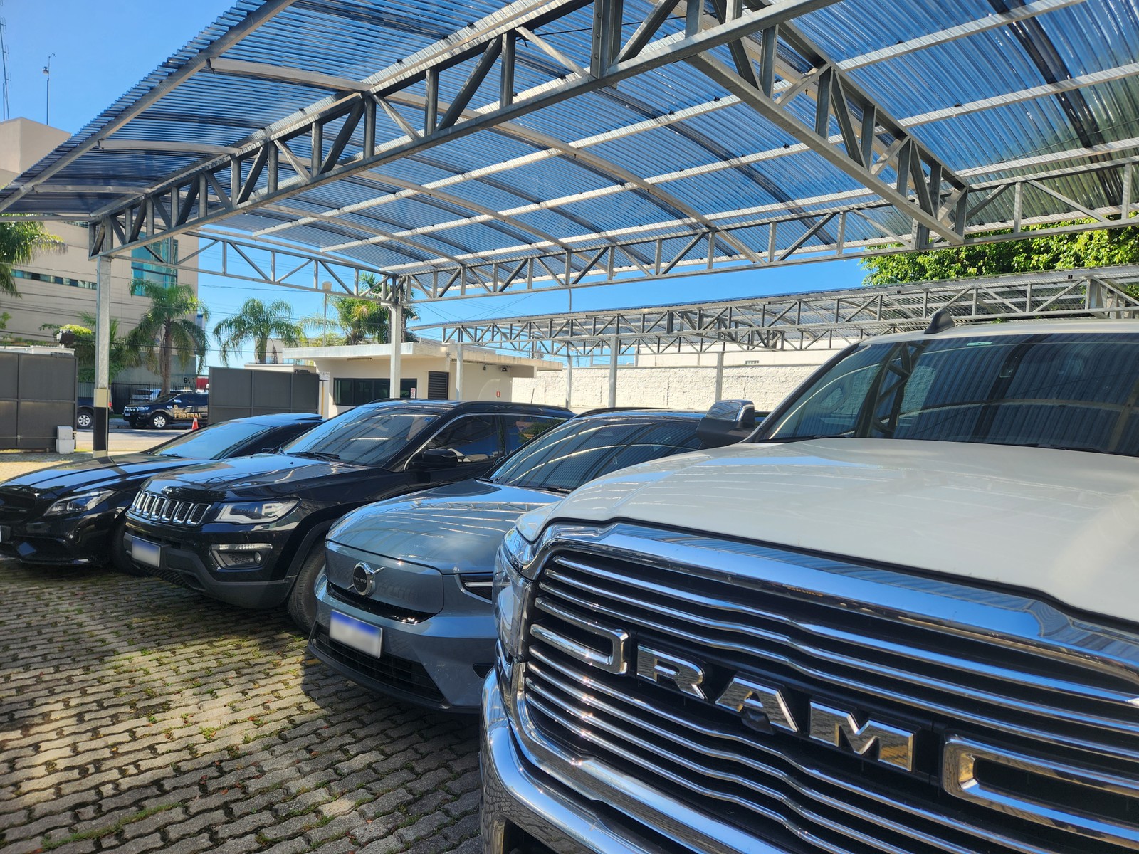 Carros de luxo apreendidos em operação contra o tráfico internacional de drogas — Foto: Divulgação/PF