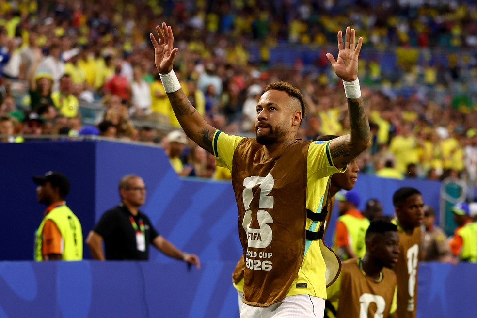 Neymar cumprimenta torcedores durante aquecimento em Brasil x Escócia pela Copa do Mundo 2026 — Foto: AFP