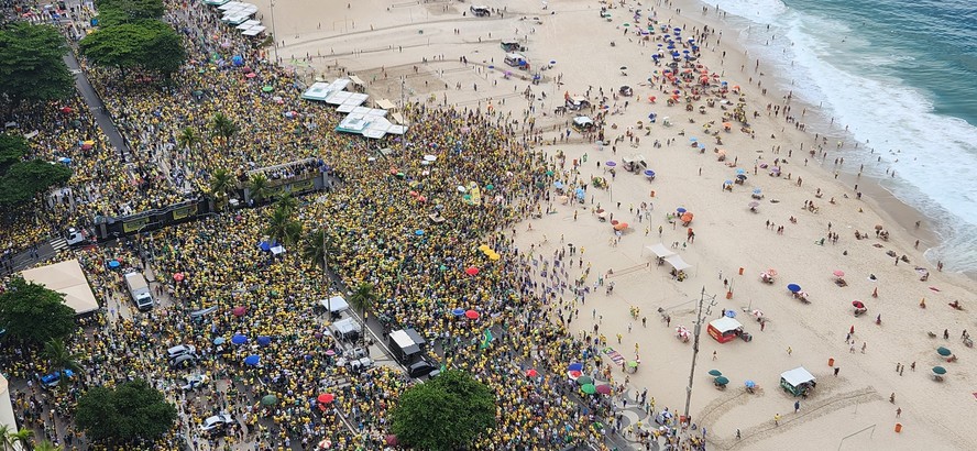 Apoiadores de Bolsonaro na Avenida Atlântica, em Copacabana, no Rio