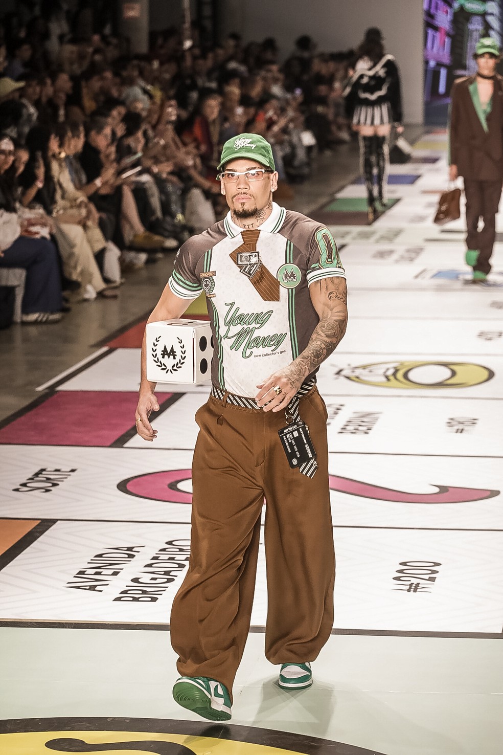 Paulinho estreou nas passarelas nesta quinta-feira em desfile no SP Fashion Week — Foto: Keiny Andrade / Agência O GLOBO
