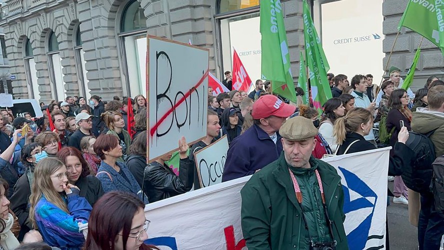 Manifestantes contra a compra do Credit Suisse pelo banco UBS