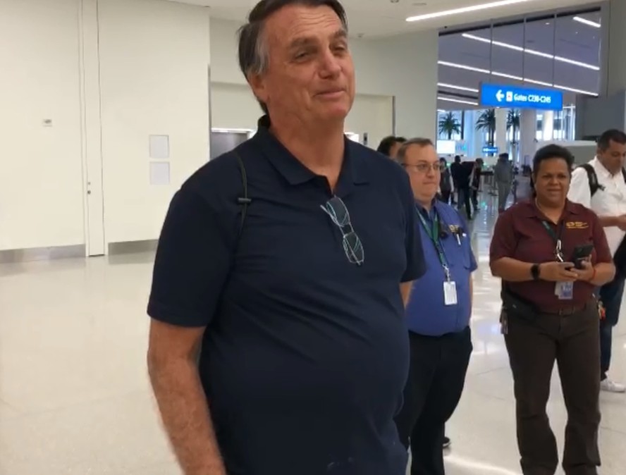 Bolsonaro embarca no Aeroporto de Orlando
