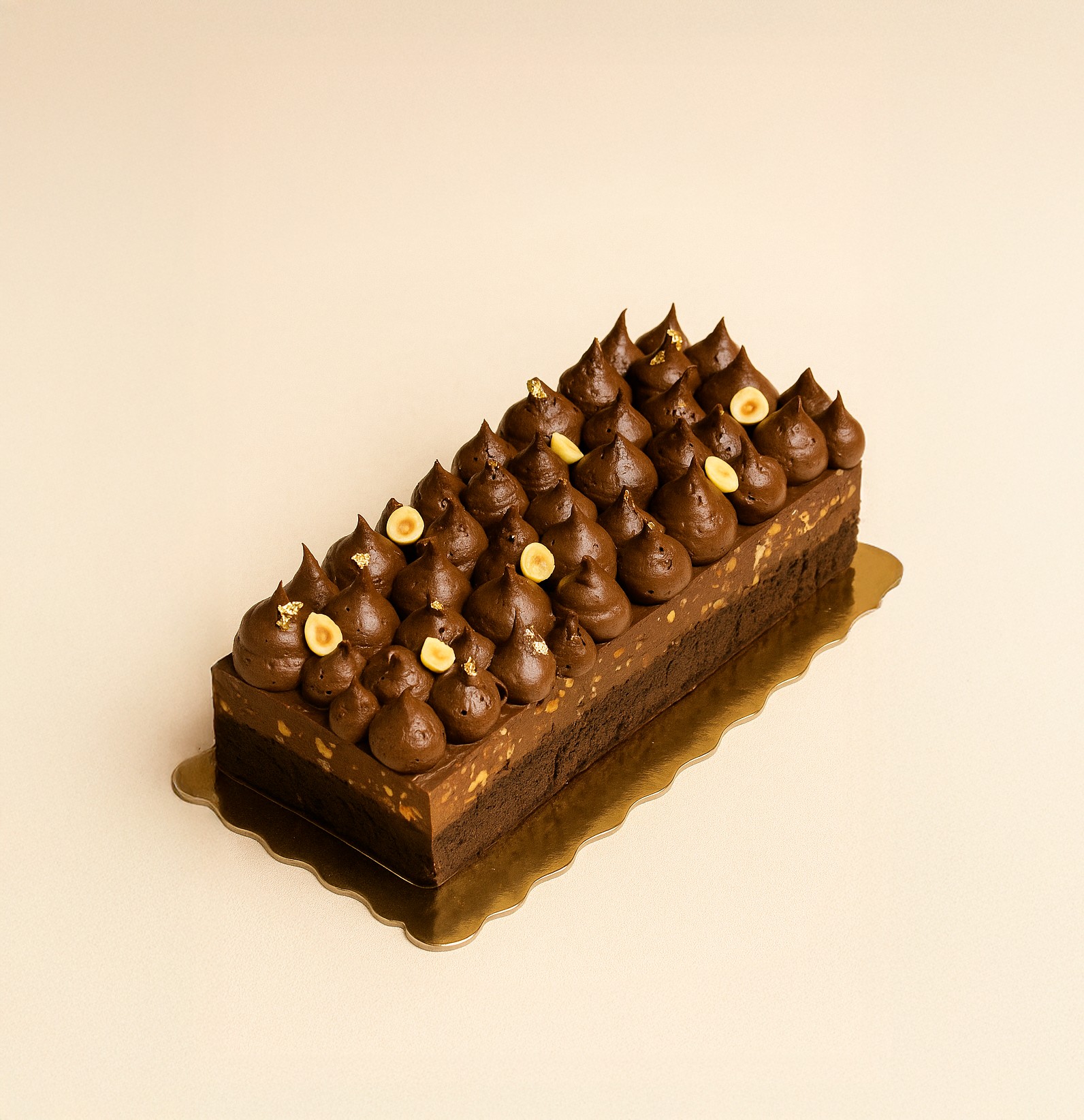 O Casal Garcia (99627-6537) e a doceria DaNiní (97110-1012) lançam uma torta em colaboração para celebrar o Dia do Chocolate. A Tchello leva base de bolo intenso com recheio de ganache de chocolate com gianduia e mousse de chocolate: R$ 440 — Foto: Divulgação