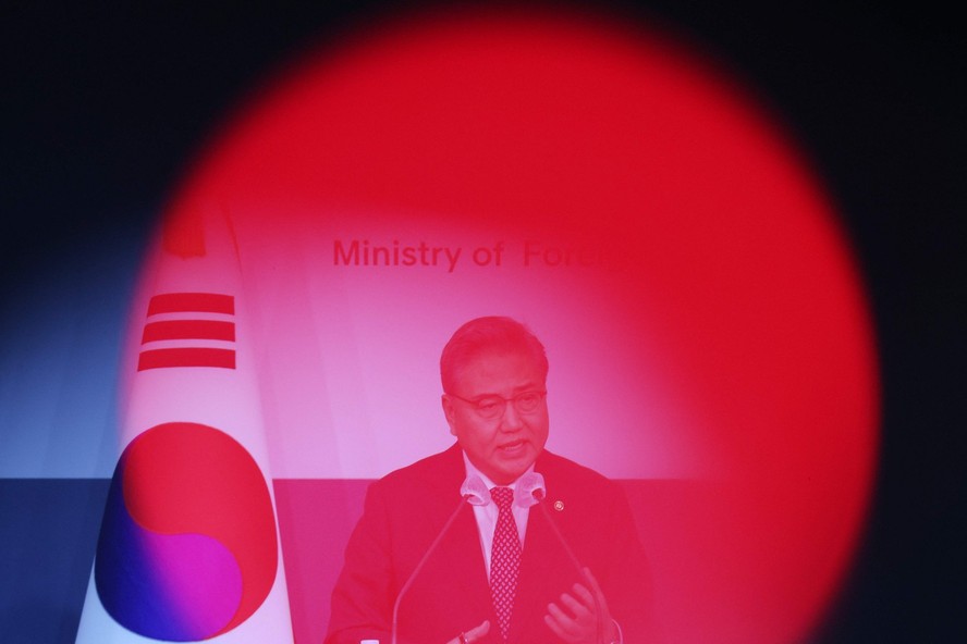Chanceler sul-coreano, Park Jin, discursa durante anúncio de acordos com o Japão