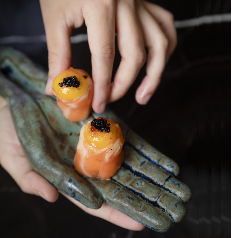 Mulher tem a mão quente para fazer sushi: fato ou fake?