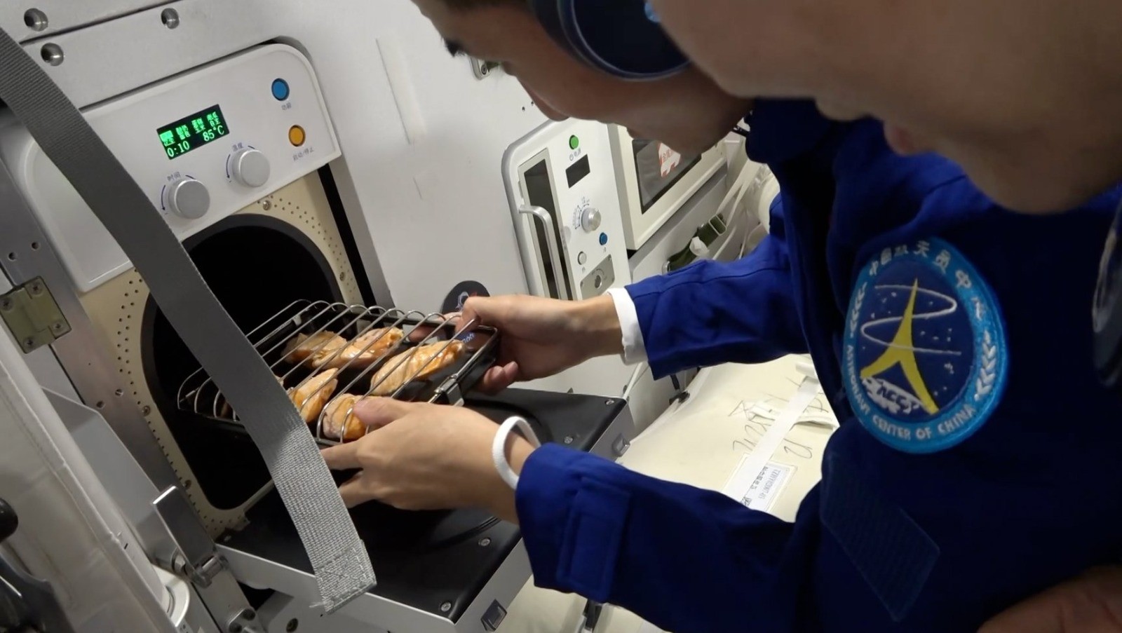Astronautas também assaram carne — Foto: Reprodução/Redes sociais/X