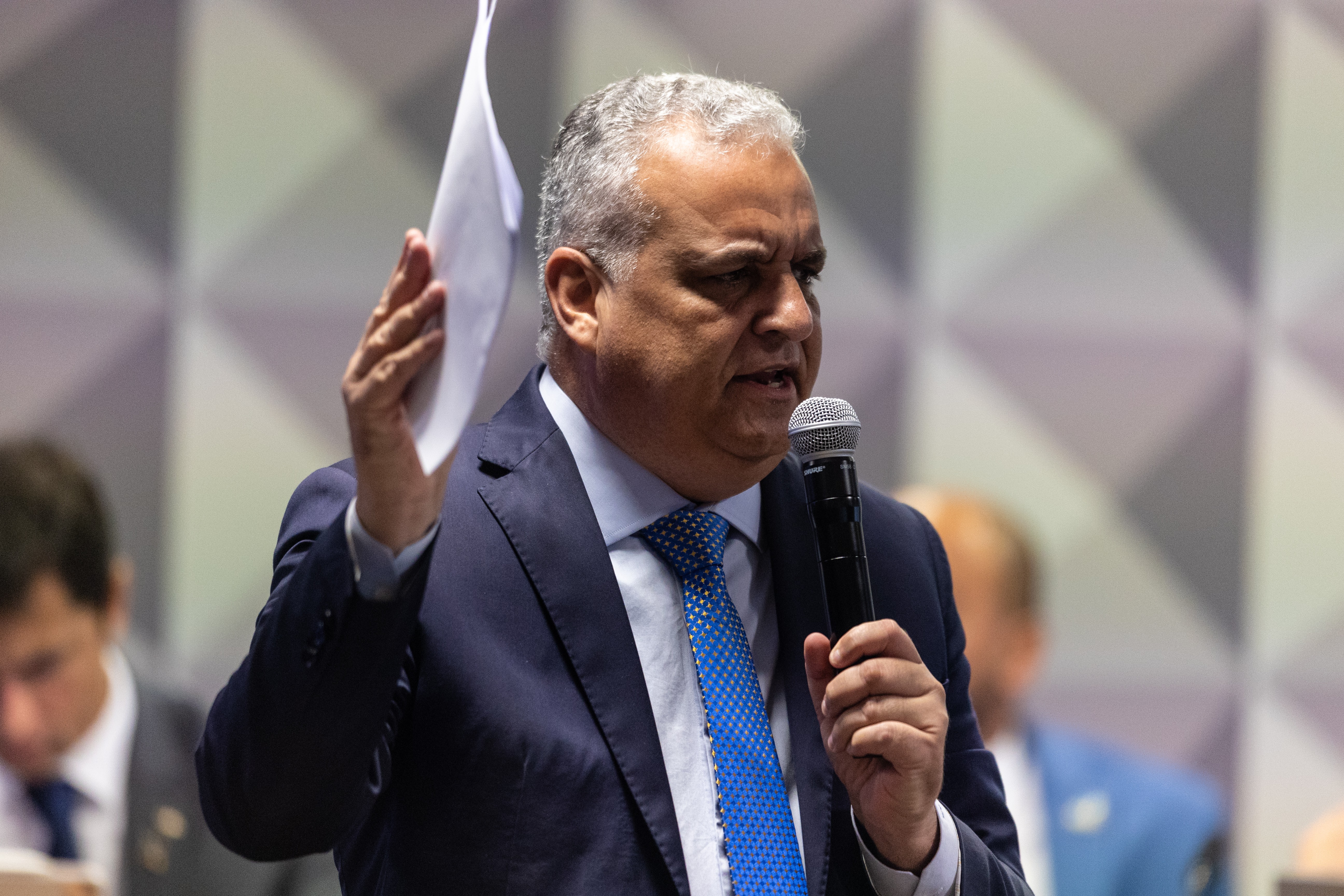 Acusações de estupro contra vice de Bolsonaro geram confusão e versões contraditórias