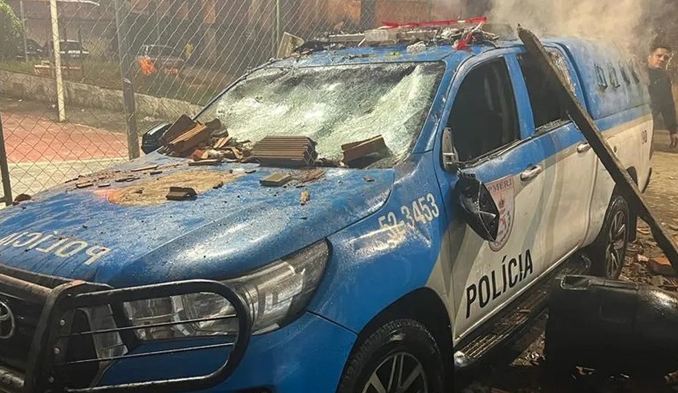 Veículo da Polícia Militar é incendiado em comunidade da Praça Seca — Foto: Reprodução/Redes sociais