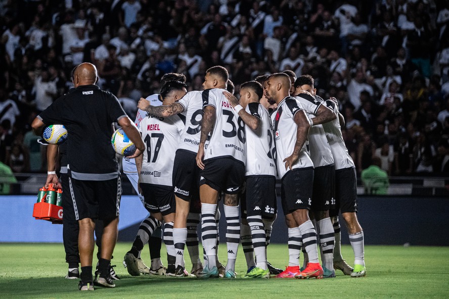 Os jogadores do Vasco reunidos em campo durante a partida contra o Água Santa, pela Copa do Brasil