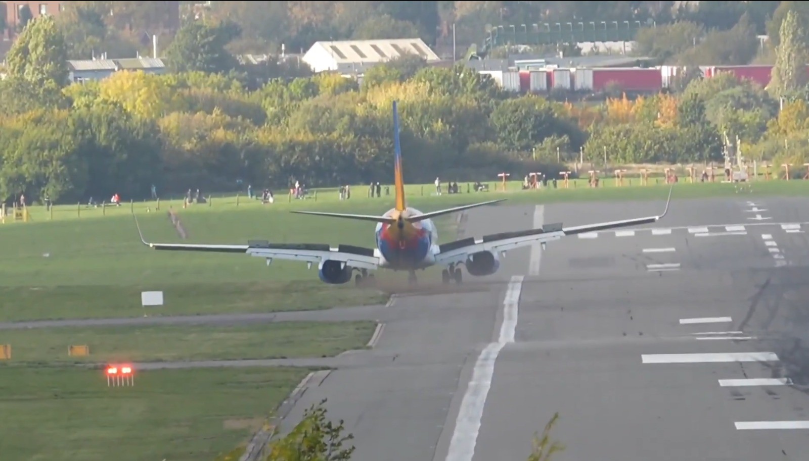Vídeo mostra avião saindo da pista durante pouso em meio a ventos fortes no Reino Unido - Foto