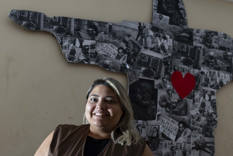 Thaysa Nascimento, coordenadora da Casa Franciscana, que serve refeições e ajuda na reintegração da população em situação de rua — Foto: Márcia Foletto / Agência O Globo