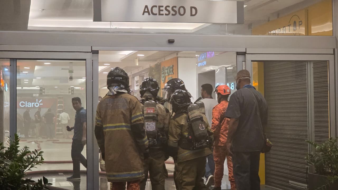 Bombeiros entram pelo acesso D do Shopping — Foto: Felipe Grinberg