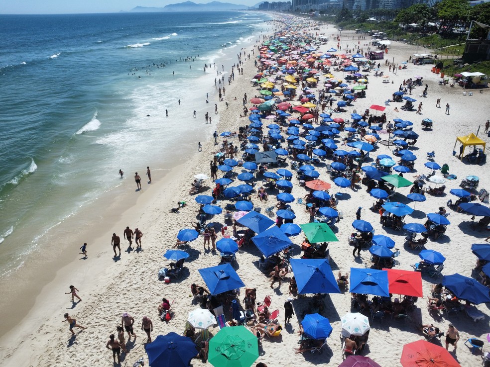Praia da Barra lotada no primeiro dia útil de 2025 — Foto: Custodio Coimbra/Agência O Globo