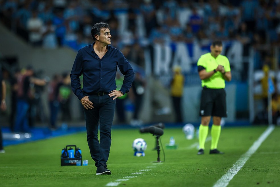O técnico do Grêmio Gustavo Quinteros ainda não fez o time apresentar atuações convincentes em 2025 — Foto: Lucas Uebel/Grêmio