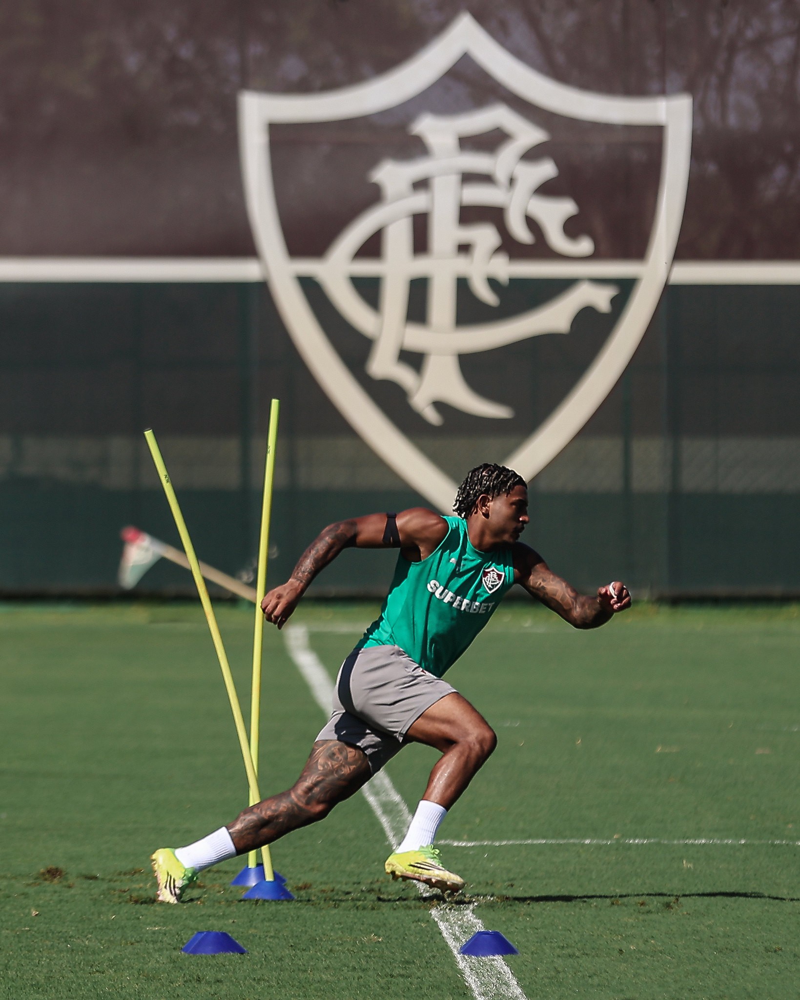Decisivo, John Kennedy vive fase artilheira, mas não garante titularidade no Fluminense