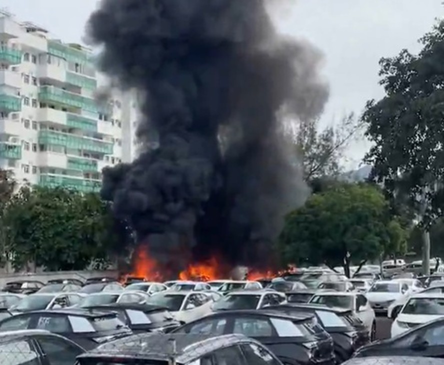 Aeronave caiu em cima de garagem de carros e provocou explosões