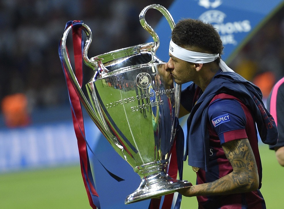 Neymar beija o troféu da Liga dos Campeões da Europa 2014-15, conquistado pelo Barcelona — Foto: Lluis Gene/AFP