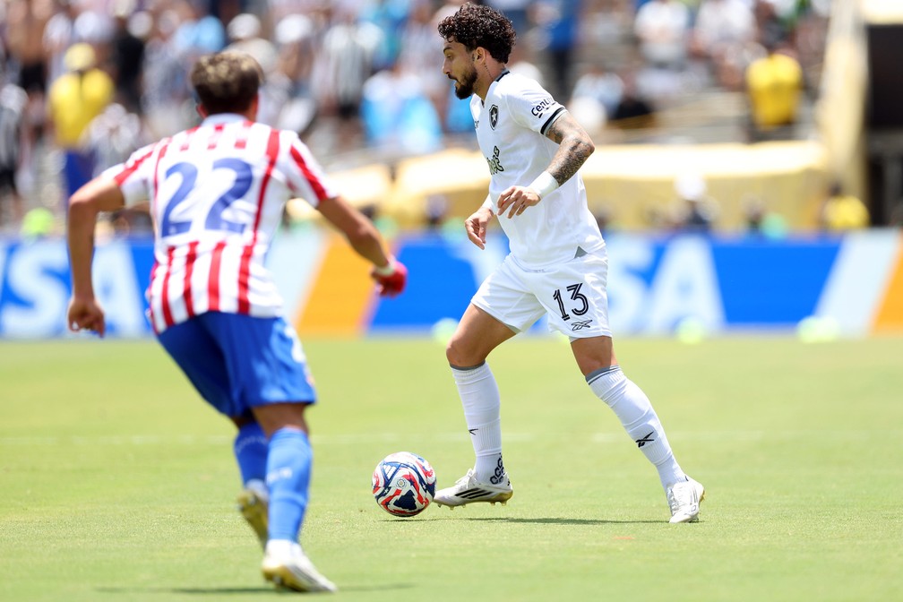 Alex Telles em ação contra o Atlético de Madrid — Foto: Vitor Silva/Botafogo