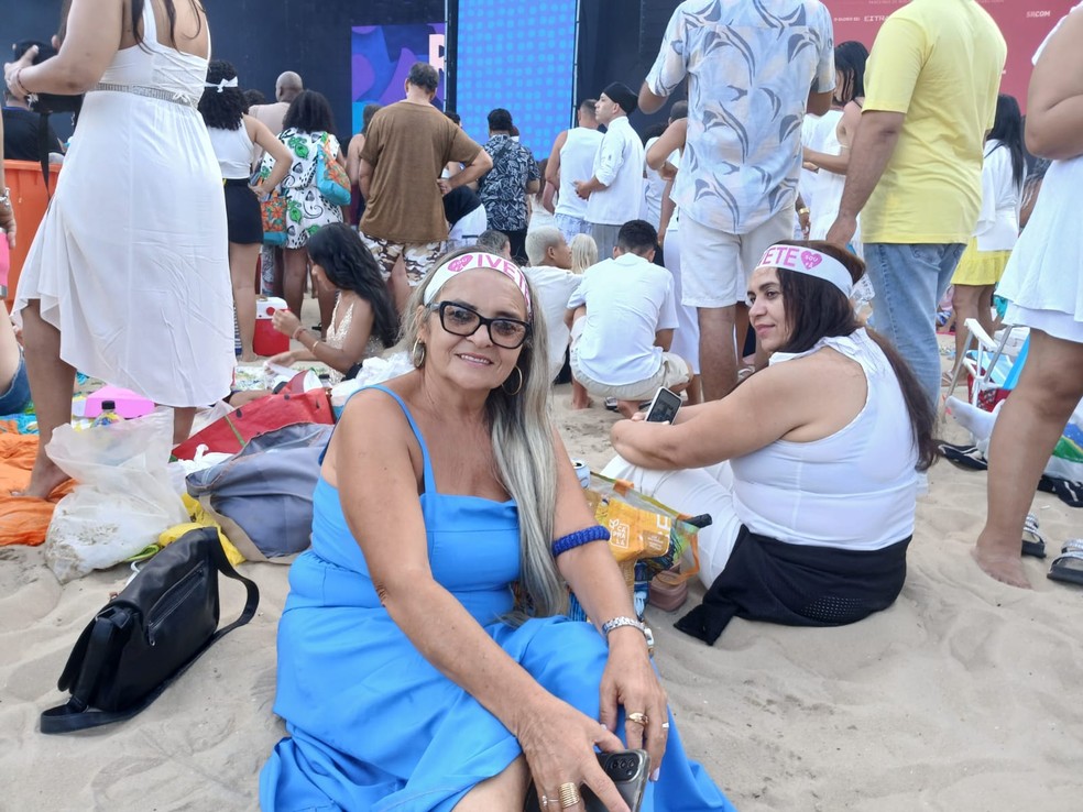 Maria Silva foi com a irmã à praia de Copacabana assistir ao show de Yvette Sangallo no Réveillon de 2025 - Foto: Geraldo Ribeiro / Agência O Globo