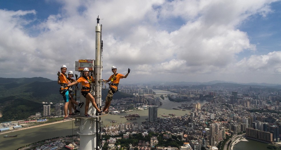 Turistas no topo da torre — Foto: Divulgação/skypark by aj hackett