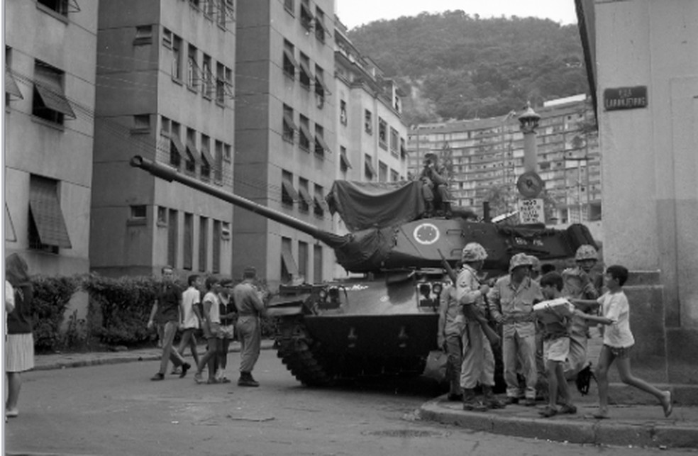 Tanque no bairro de Laranjeiras, no Rio, após o golpe militar de 1964 — Foto: Arquivo/Agência O GLOBO
