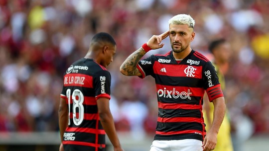 Arrascaeta será reavaliado amanhã no CT do Flamengo após sentir no clássico 