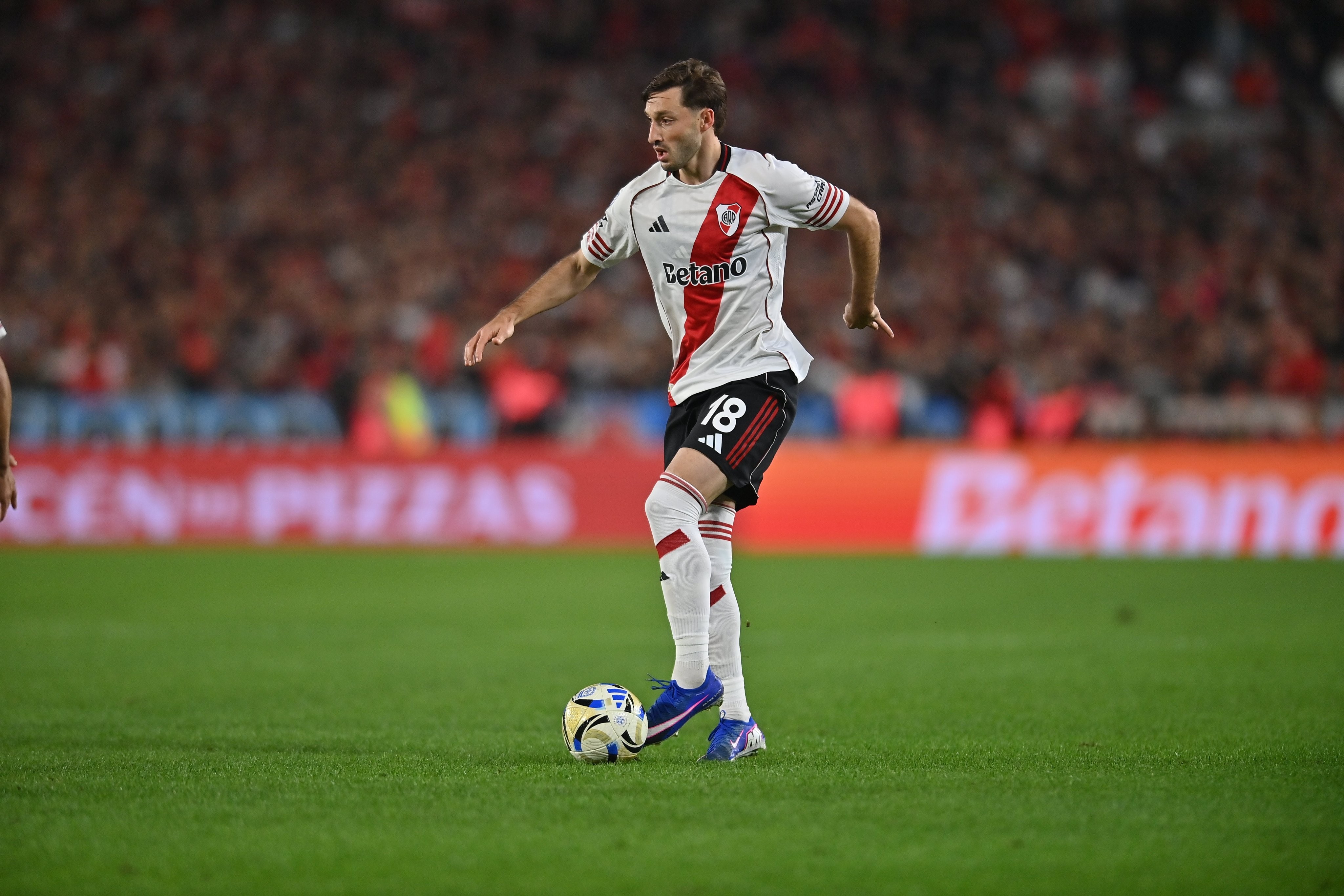 Entre Flamengo e River Plate, Viña segue encostado e vive impasse para continuidade da carreira