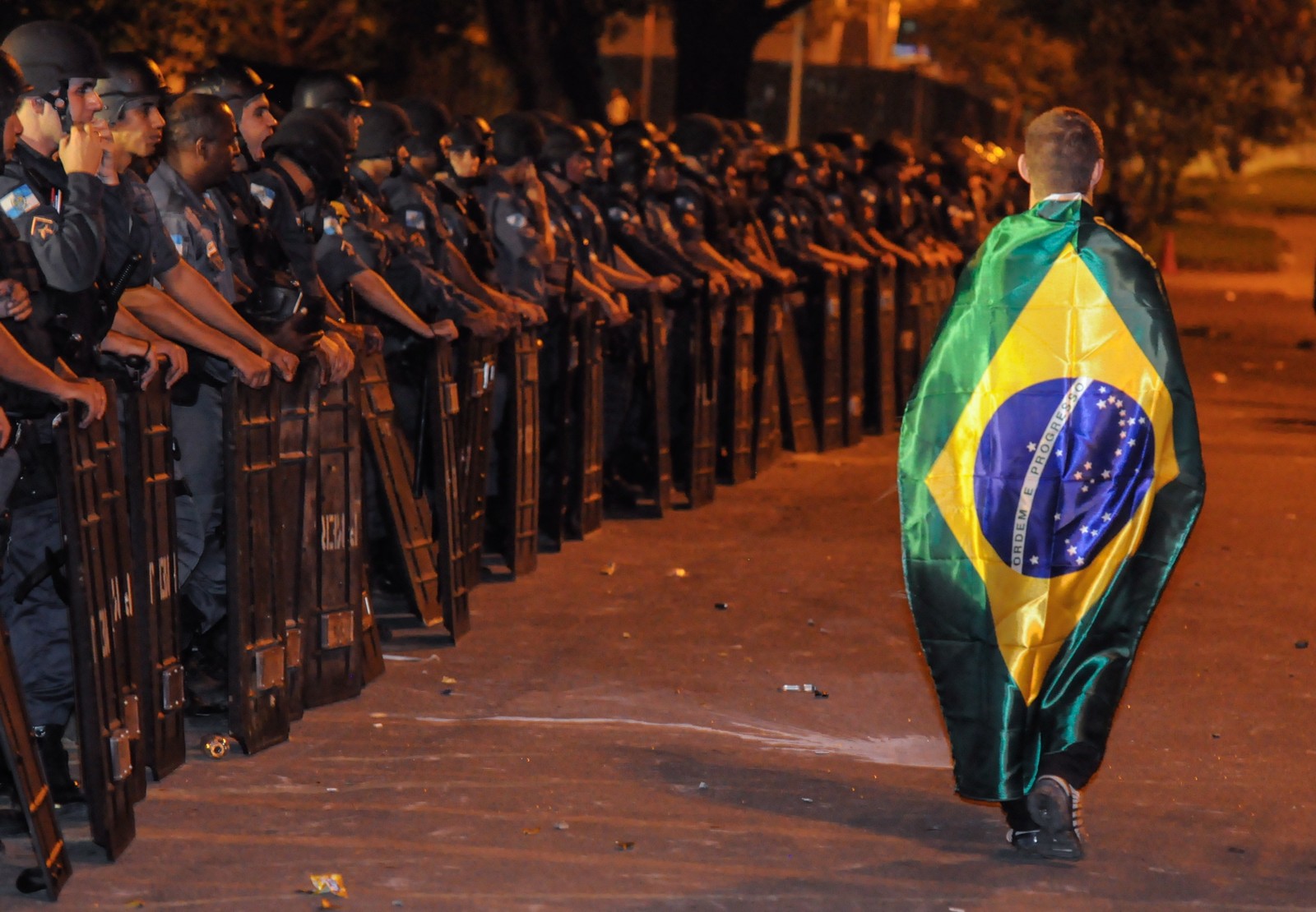 Manifestação no centro do Rio de Janeiro, em 20 de junho de 2013. Protesto reuniu cerca de 300 mil pessoas na Av. Presidente Vargas, terminando em confrontos entre manifestantes radicais e a PM  — Foto: Thiago Freitas / Agência O Globo 