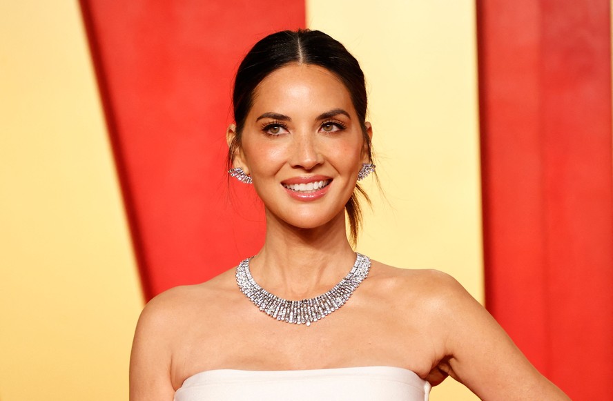 Atriz Olivia Munn recebe apoio do marido e de celebridades após revelar
