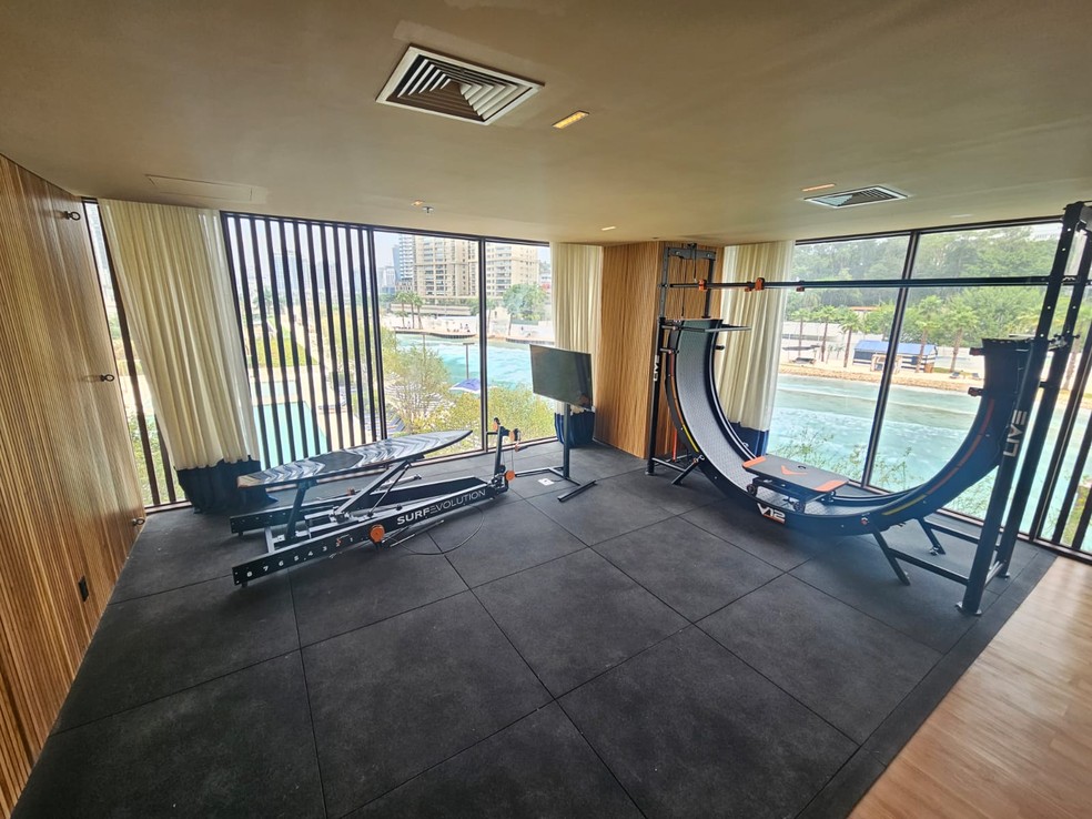 Área para treinamento voltado ao surfe, no clube vertical — Foto: Pedro Carvalho / O GLOBO