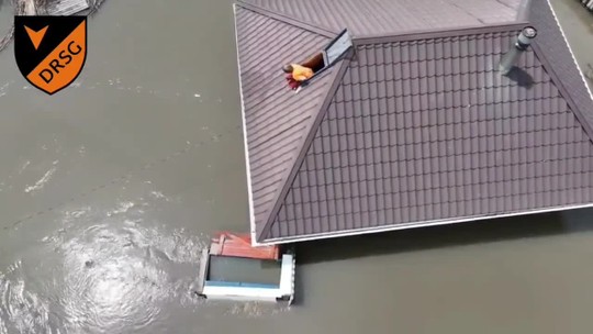 Destruição de barragem na Ucrânia: drone leva água a pessoas ilhadas; vídeo