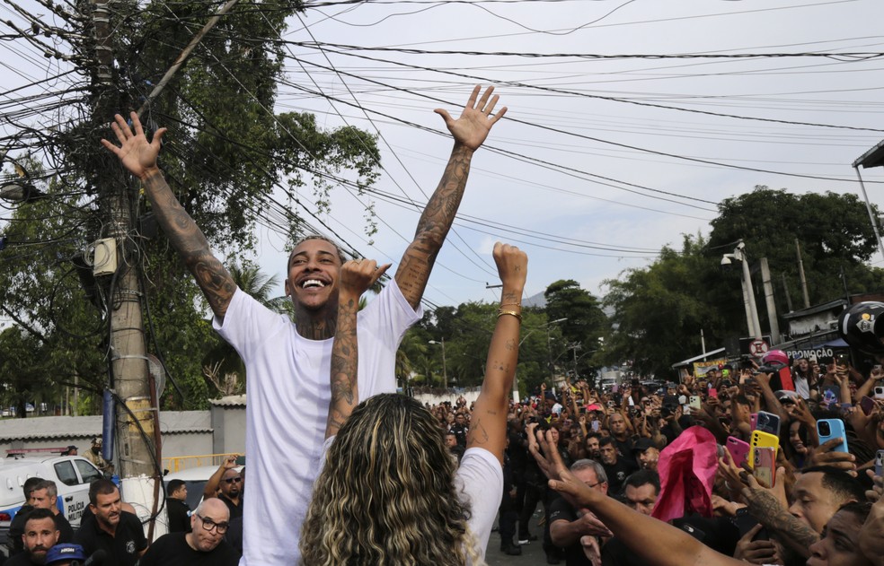 MC Poze do Rodo deixa o complexo penitenciário de Bangu — Foto: Domingos Peixoto / Agência O Globo