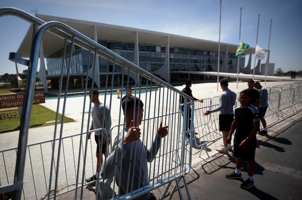 GSI recoloca grades no Pal&aacute;cio do Planalto antes de manifesta&ccedil;&atilde;o de Nikolas
