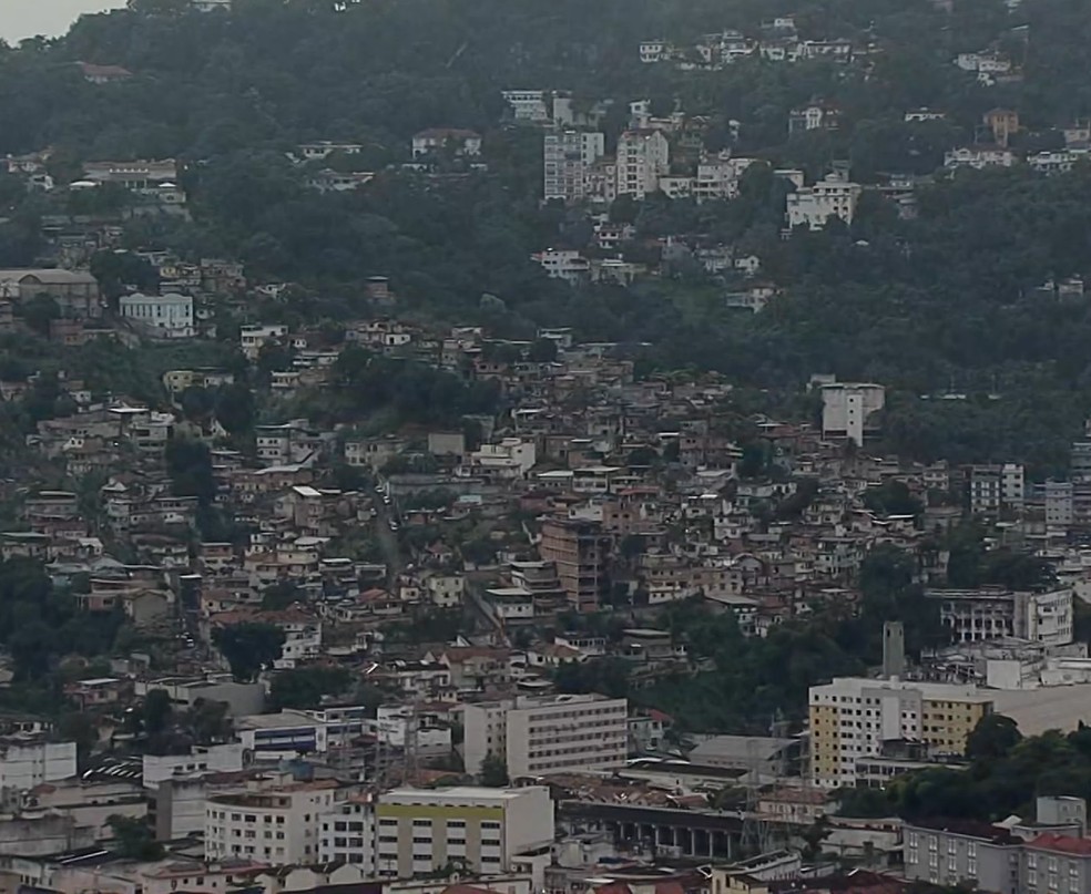 Comunidade Fallet-Fogueteiro, na Região Central do Rio, é alvo de operação da Polícia Civil — Foto: Reprodução/TV Globo