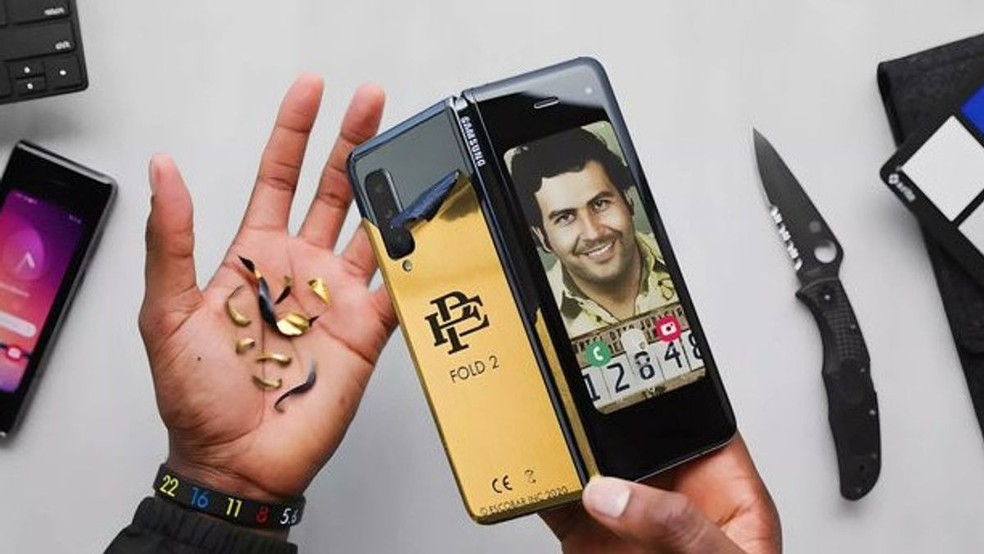 Escobar Fold provou ser o Samsung Galaxy Fold , revestido apenas com adesivos dourados e vendido por US$ 399, muito abaixo do preço original de mercado — Foto: Reprodução x @MKBHD