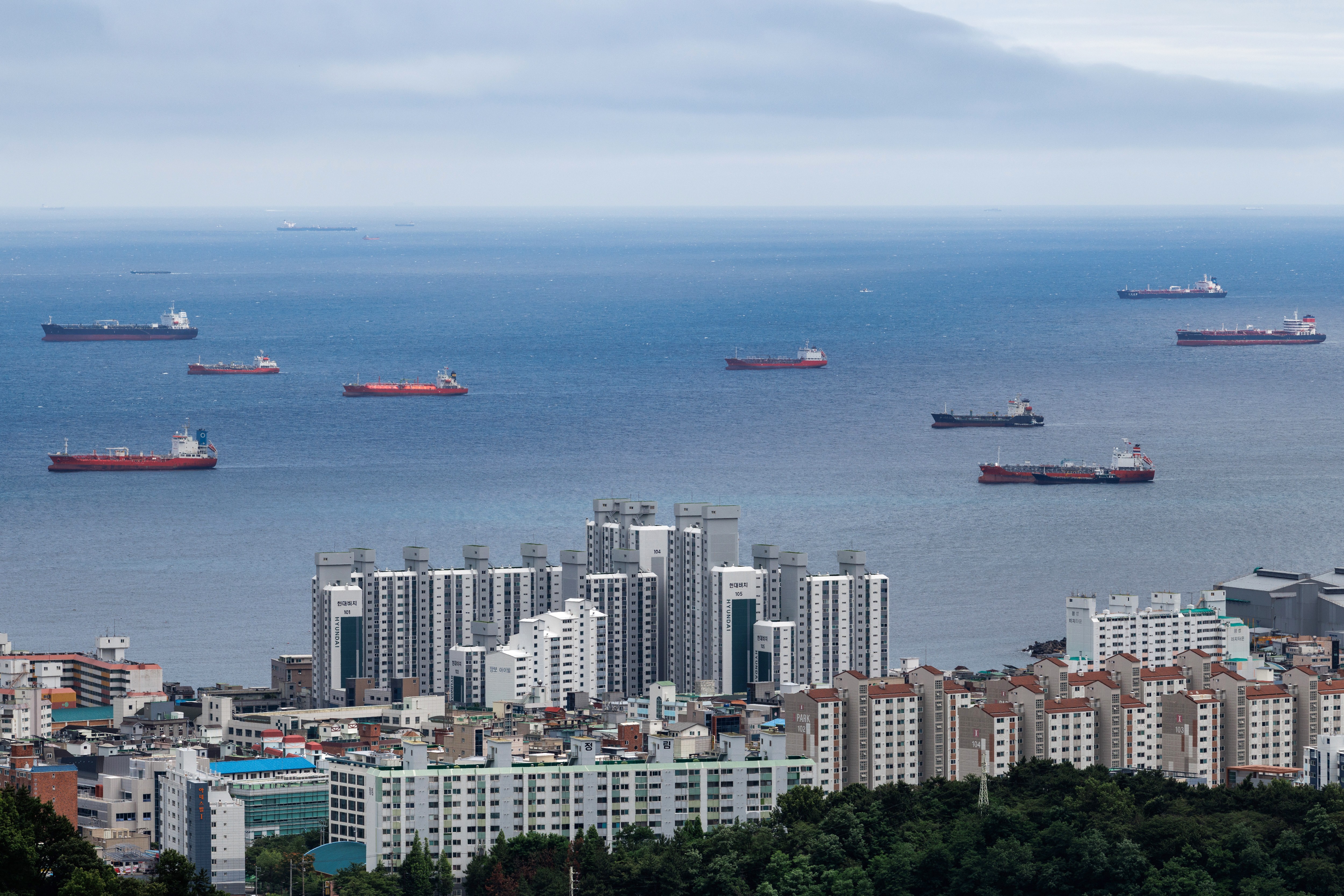 EUA atacam Irã e revogam sanções após ofensiva contra navios em Ormuz