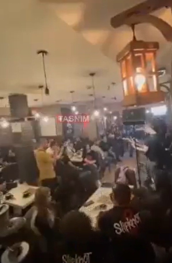 Polícia iraniana fecha café por 'promover satanismo' com músicas