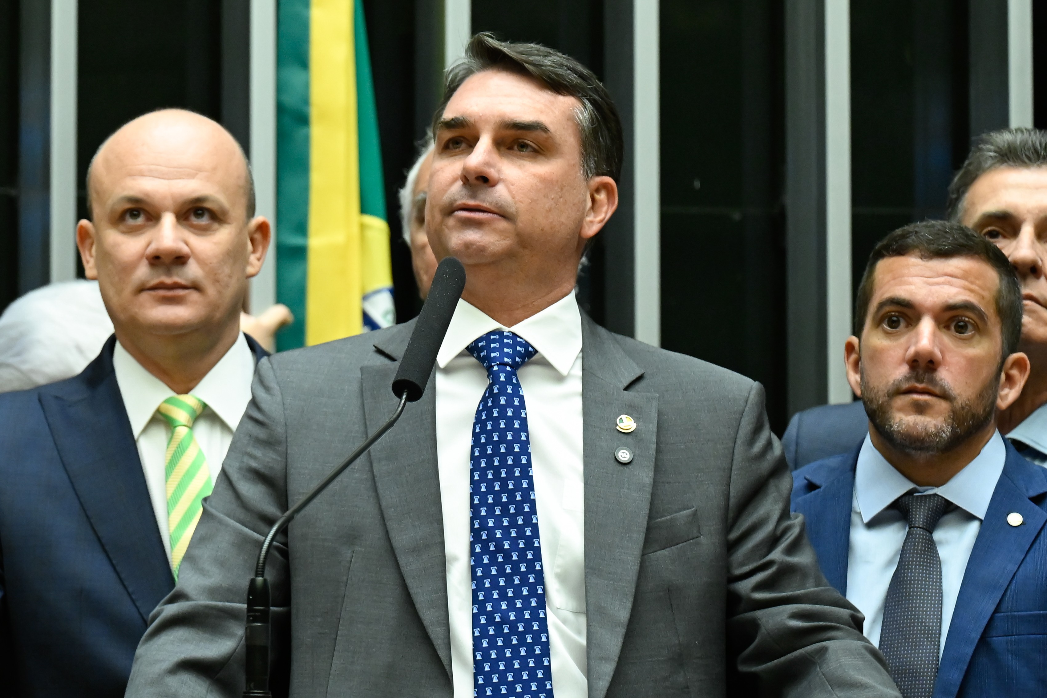 No teatro do Congresso, até Flávio Bolsonaro defende CPI do Master