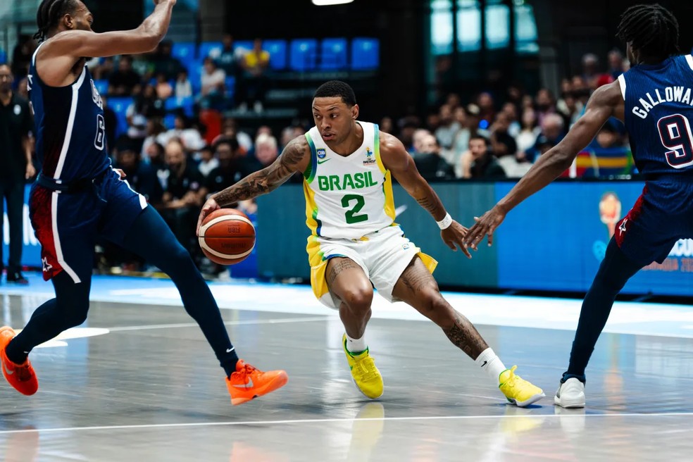 Yago em ação na semifinal — Foto: FIBA