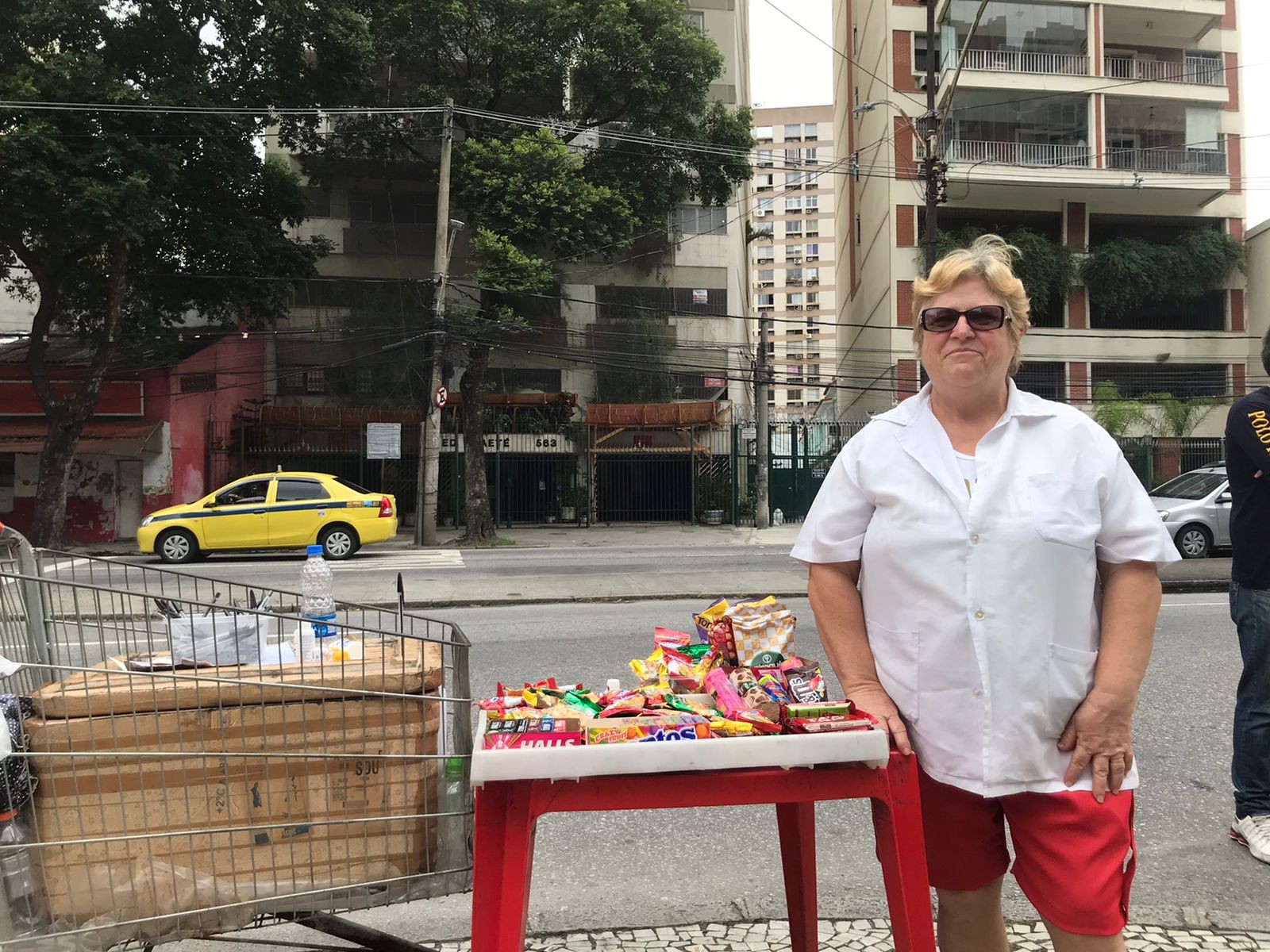Na porta da Universidade Estadual do Rio de Janeiro (UERJ), na zona norte da cidade, a vendedora ambulante Virgínia Lopes, de 60 anos, vê o dia da prova como uma oportunidade de lucroAgência O Globo