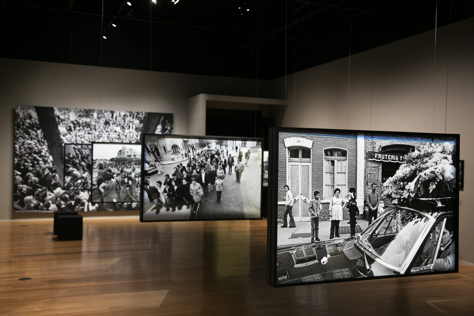 A última sala da exposição "Evandro Teixeira, Chile, 1973" foca na cobertura histórica da morte do poeta chileno Pablo Neruda — Foto: Guito Moreto/Agência O Globo