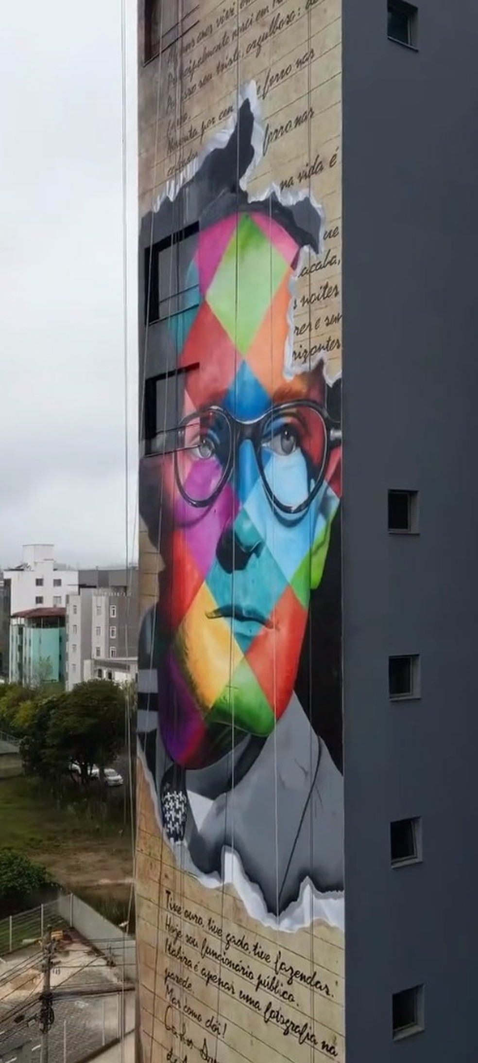 Carlos Drummond de Andrade estampa painel de grafite com 32 metros, em Itabira (MG), sua cidade natal — Foto: Reprodução