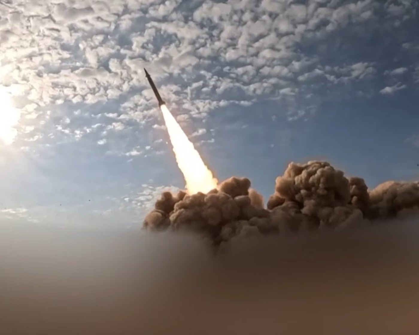 Ataque do Irã provoca incêndio em petroleiro kuwaitiano no Porto de Dubai