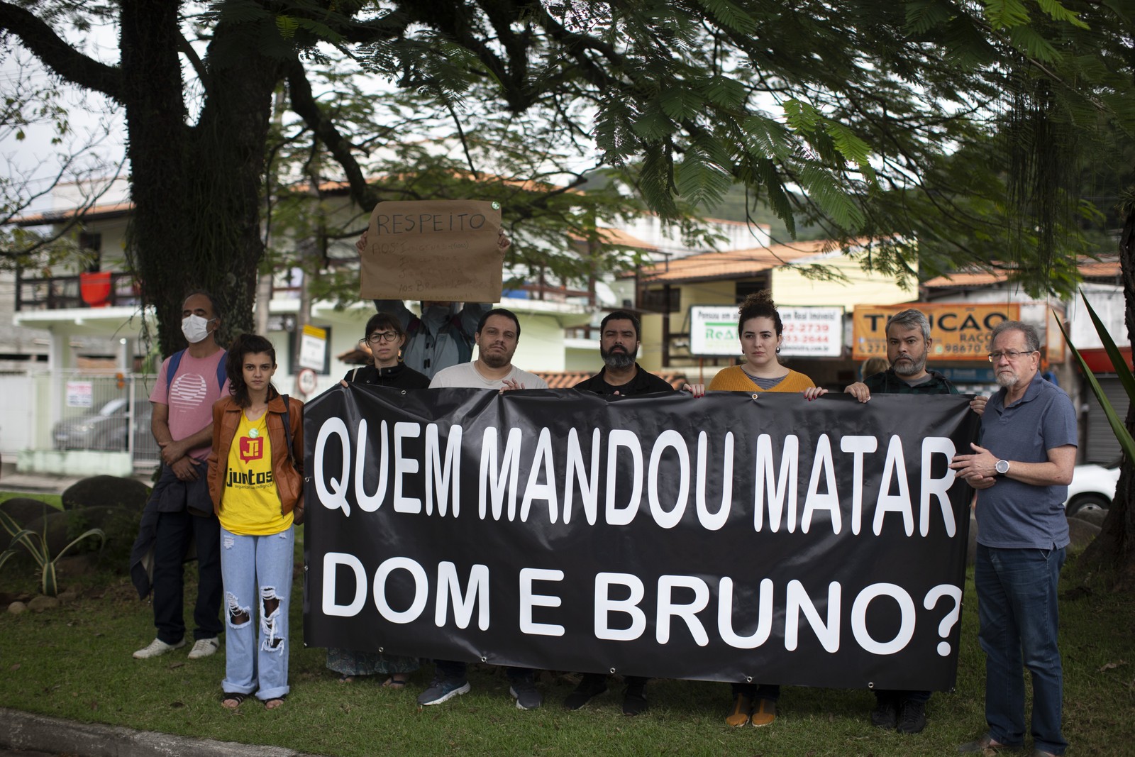 Ativistas protestaram na entrada do Cemitério Parque da Colina, em Niterói, onde o jornalista foi velado — Foto: Marcia Foletto / Agência O Globo