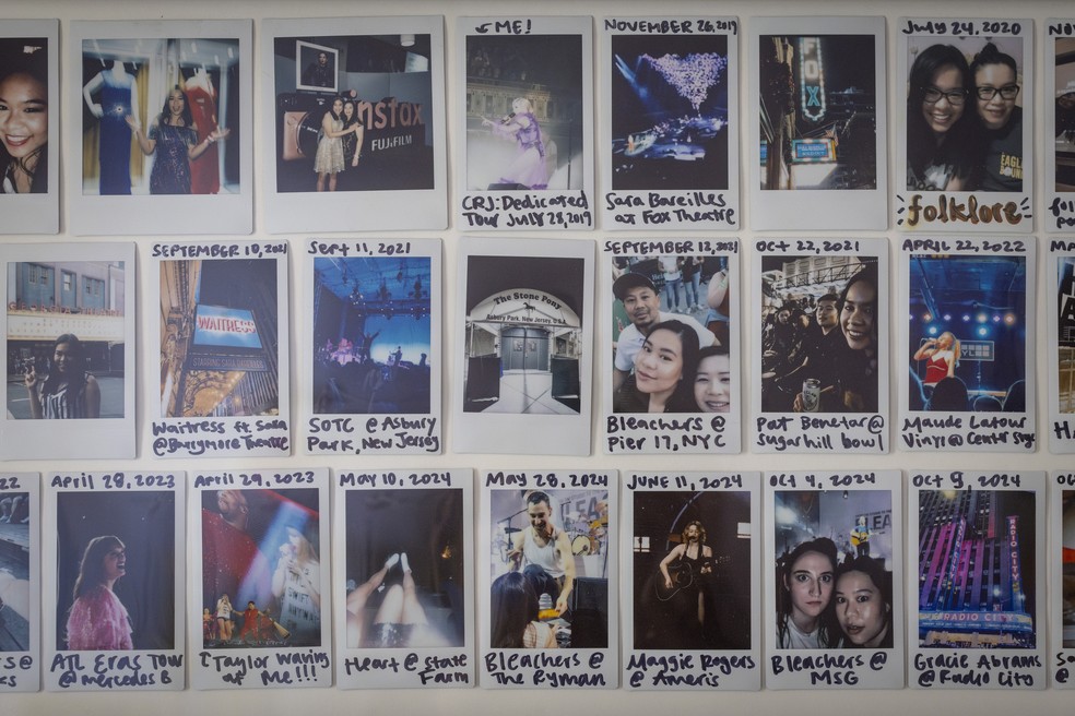 Chricket Cho tira fotos Polaroid em shows, que ela costuma frequentar com a família, e as exibe em sua casa em Suwanee, Geórgia, em 27 de fevereiro de 2025. — Foto: Audra Melton / The New York Times