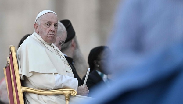 Cardeais conservadores cobram Papa por posição sobre casais homoafetivos