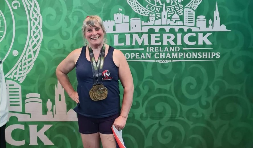 Aos 65 anos, a britânica Martine Barons participa de competições de levantamento de peso (powerlifting)