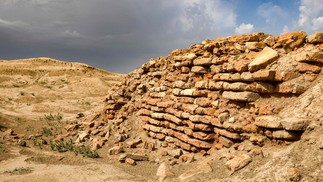 Antigos tesouros babilônicos, minuciosamente desenterrados, estão desaparecendo lentamente sob a areia soprada pelo vento — Foto: Asaad Niazi / AFP