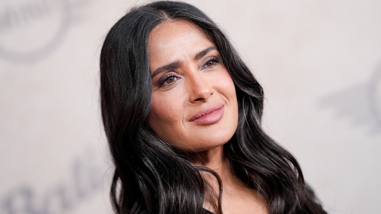 Salma Hayek não lava o rosto pela manhã? Entenda o hábito da atriz - QTU Questões do Universo
