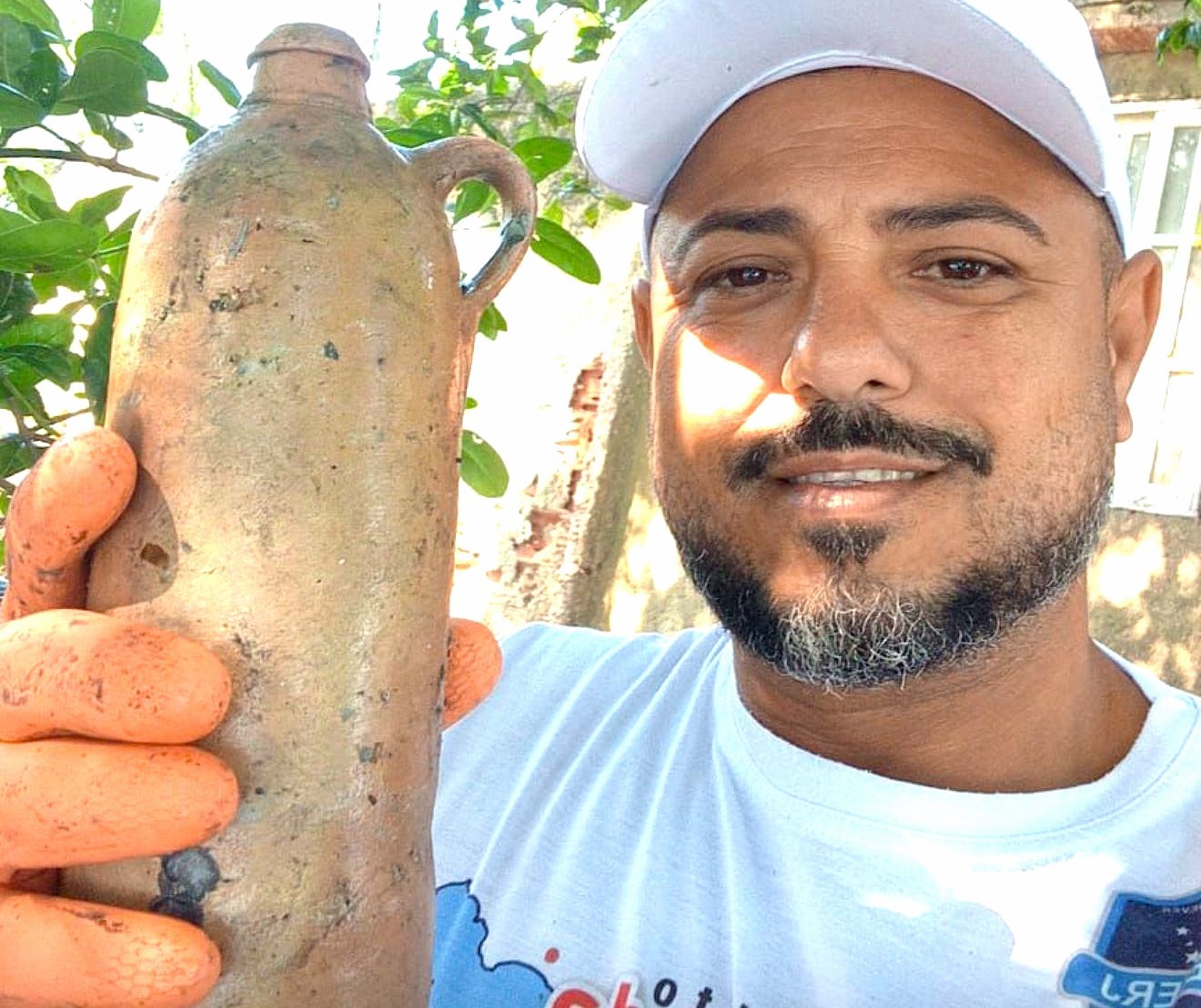Garrafa do século XIX é resgatada da lama da Baía de Guanabara por pescador em área histórica de Magé